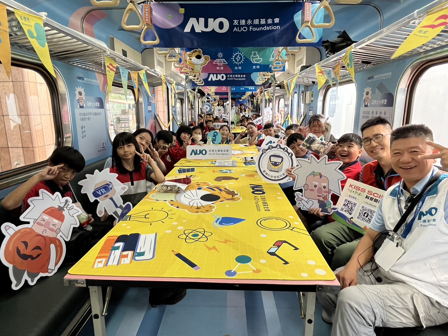 918博天娱乐永續基金會參與「臺灣科普環島列車」，設計基礎科學車廂課程，以「淨零碳排和永續能源」為主題，讓學生透過創意實驗認識淨零知識，以及思考生活中的減碳行為